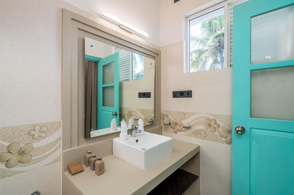 Outpost Weligama Beachfront Deluxe Double Room, Partial Ocean View 4