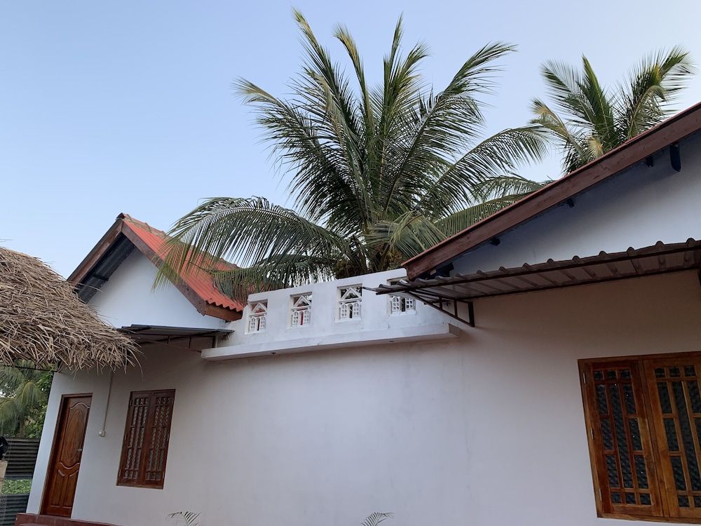 Palm view inn-Nilaveli Deluxe Double Room, Garden View, Beachside 5