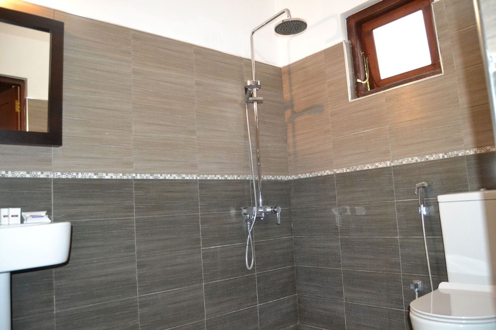 Ayubowan Resorts Deluxe Double Room 8