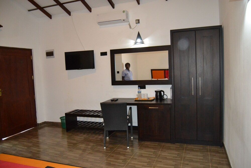 Ayubowan Resorts Deluxe Double Room 4