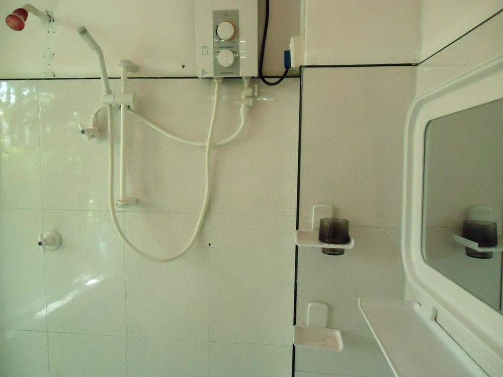 New Green Hut Inn & Restaurant Deluxe Double Room 3