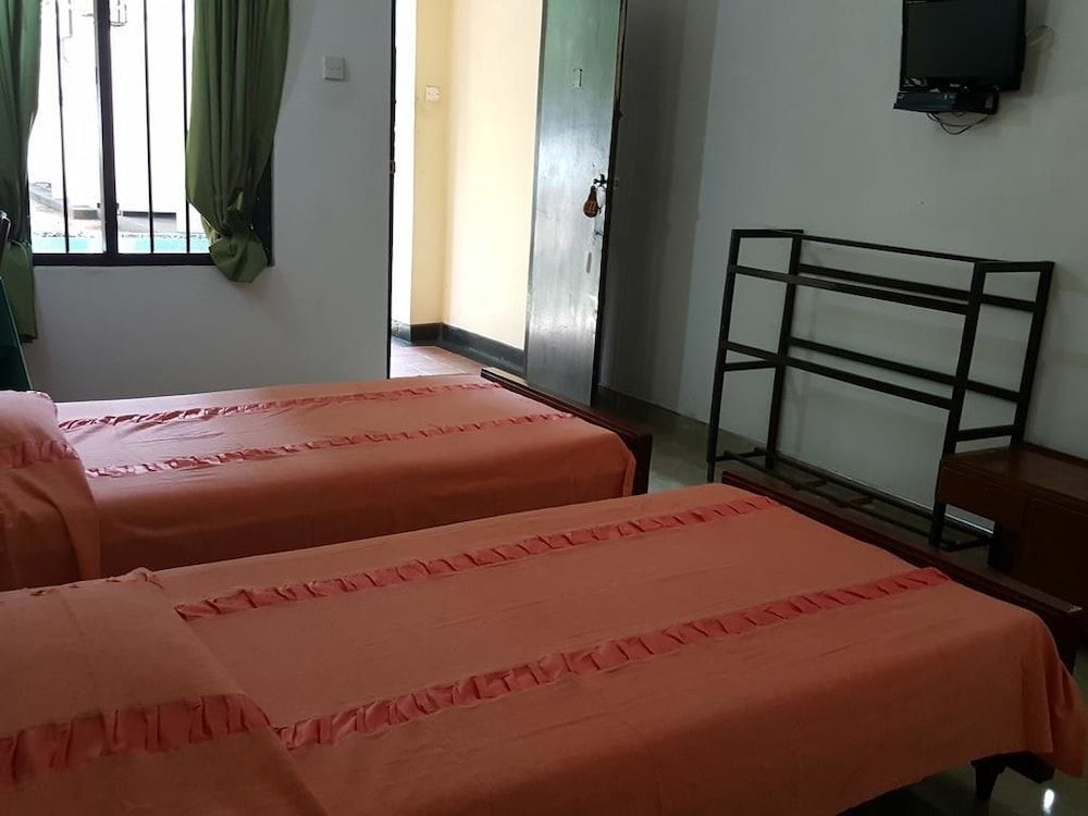 Wood Side Tour Inn Family Triple Room 4