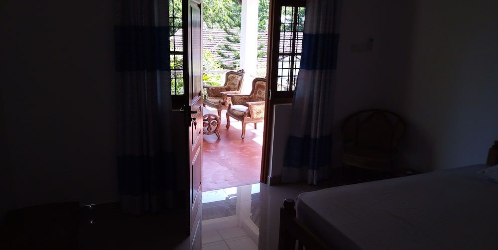 Senuri Home stay Deluxe Double Room, 1 King Bed 4