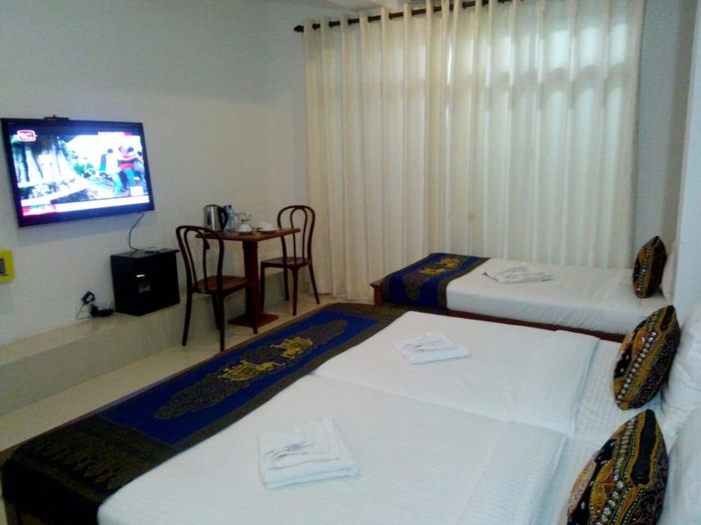 Kandy Supreme Hotel Deluxe Double or Twin Room, Lake View 9