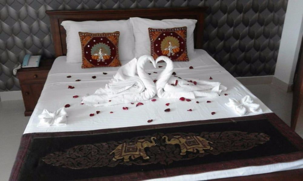 Kandy Supreme Hotel Deluxe Double or Twin Room, Lake View 2