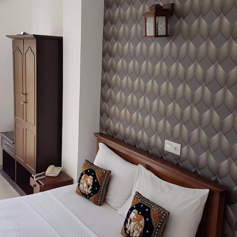 Kandy Supreme Hotel Deluxe Double or Twin Room, Lake View 10