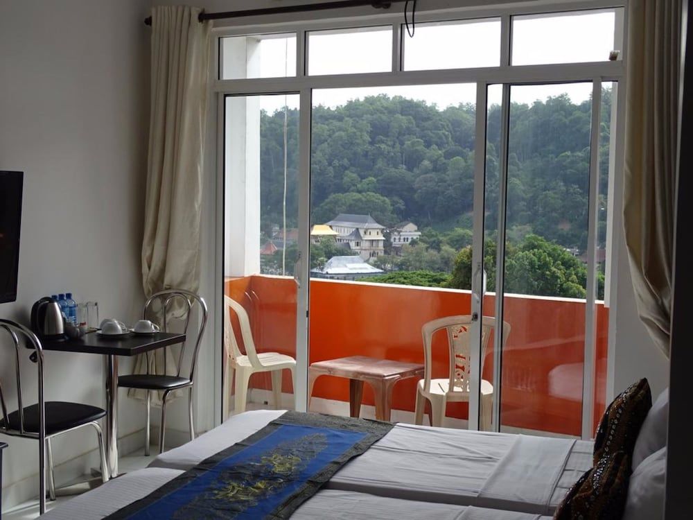 Kandy Supreme Hotel Deluxe Double or Twin Room, Lake View 3