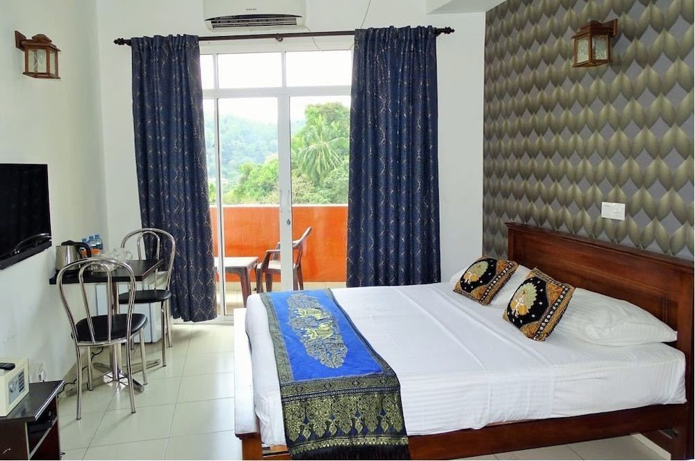 Kandy Supreme Hotel Deluxe Double or Twin Room, Lake View 11