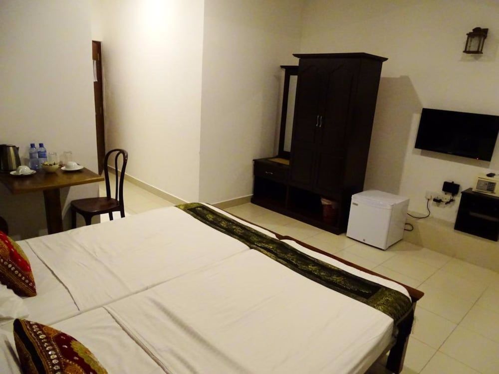 Kandy Supreme Hotel Deluxe Double or Twin Room, Lake View 5