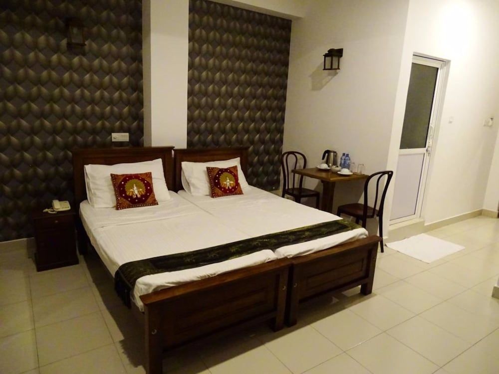 Kandy Supreme Hotel Deluxe Double or Twin Room, Lake View 12