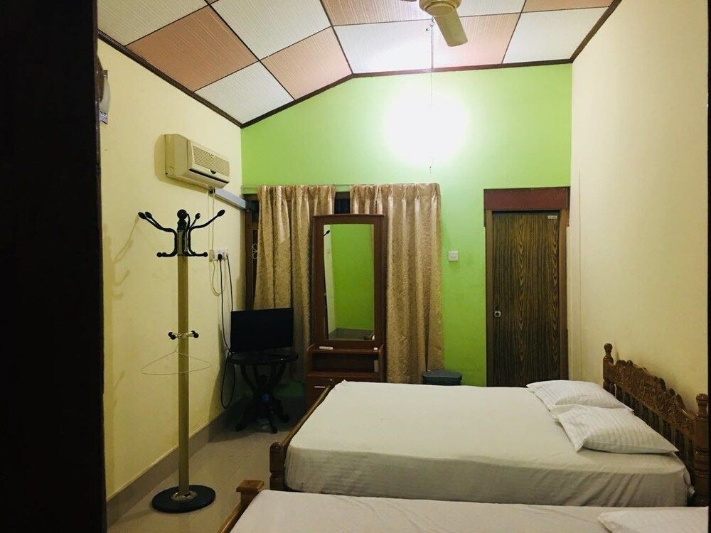 Yarl Crown Inn Family Room, 2 Double Beds, Non Smoking 5