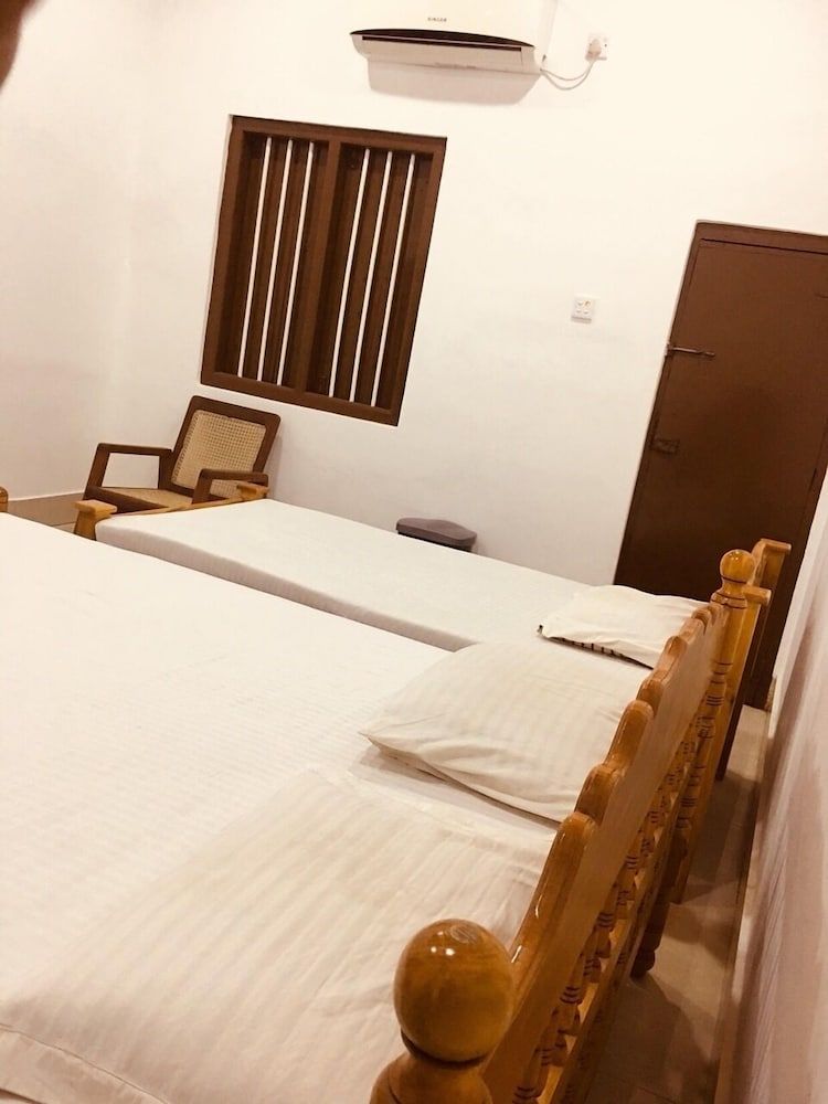 Yarl Crown Inn Family Room, 2 Double Beds, Non Smoking 6