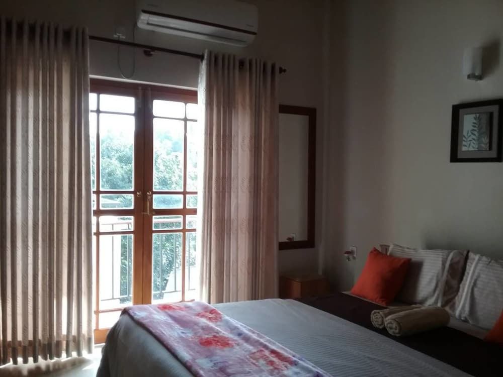 Windy Ridge Kandy Room "A" with a Balcony & Mountain view 4