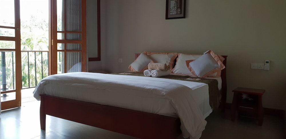 Windy Ridge Kandy Room "A" with a Balcony & Mountain view 3