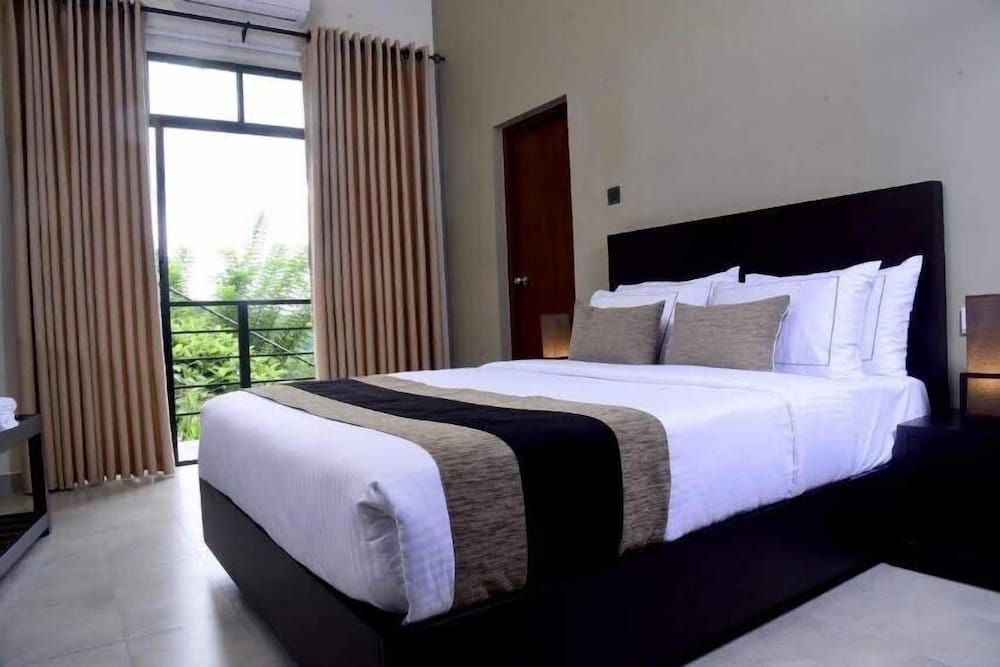 Pine Hill Residence Double Room with Pool View 4