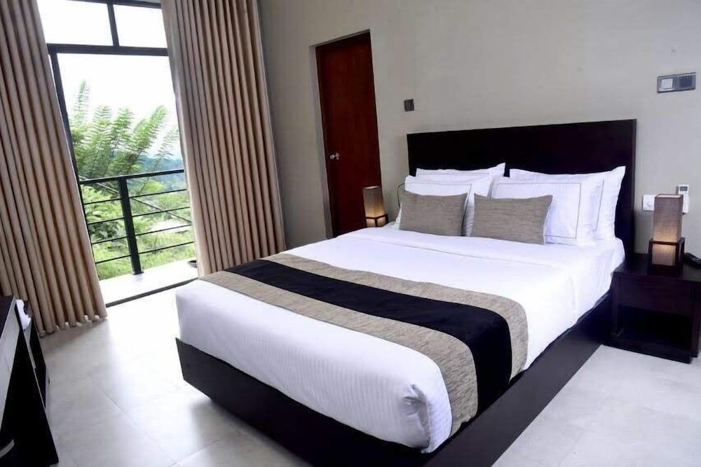 Pine Hill Residence Double Room with Pool View 2