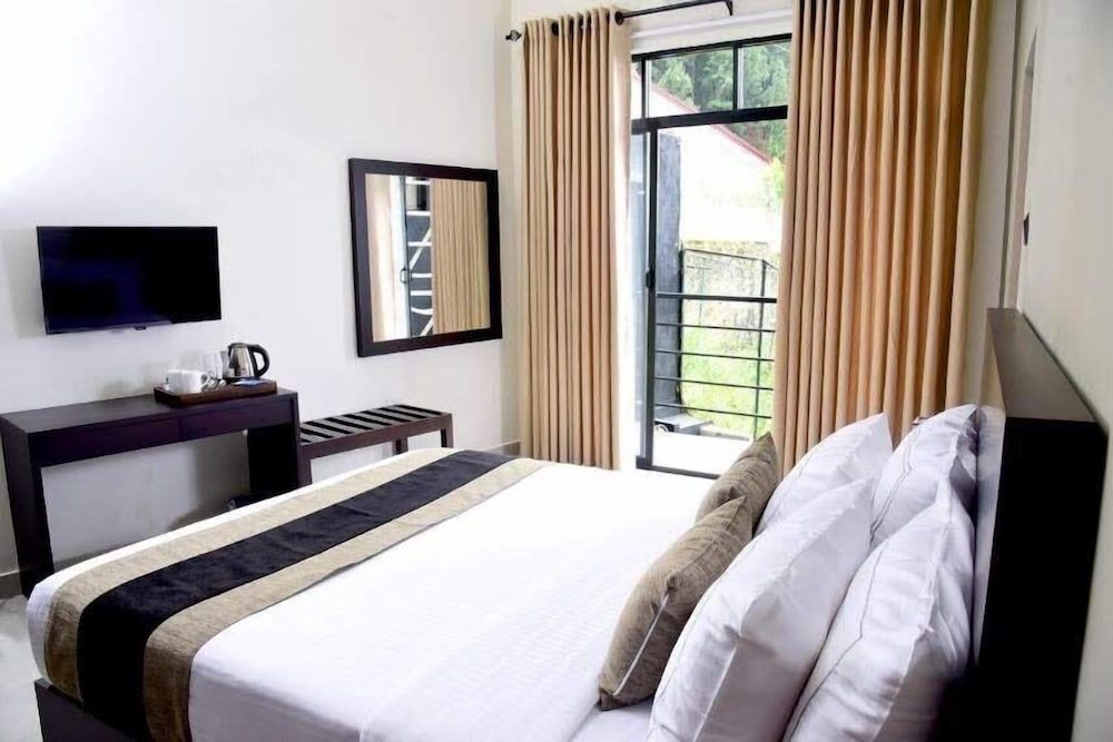 Pine Hill Residence Double Room with Pool View 3