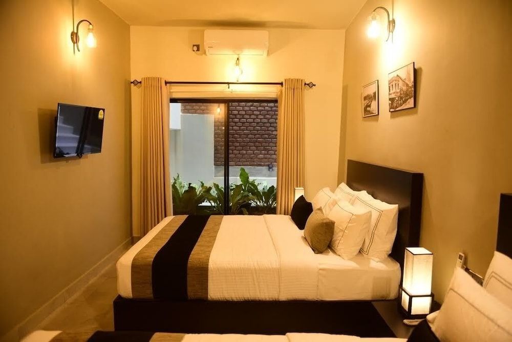 Pine Hill Residence Deluxe Triple Room 2