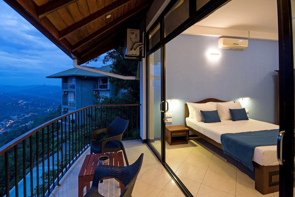 Ceyloni Panorama Resort Deluxe Double Room with Balcony 3