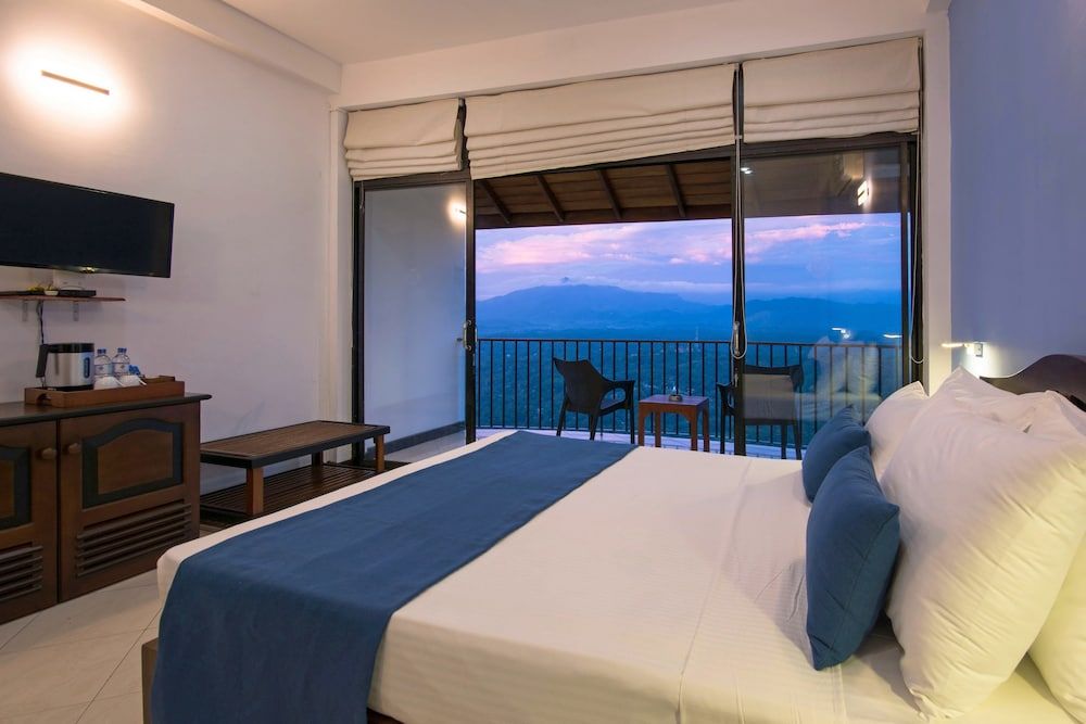 Ceyloni Panorama Resort Deluxe Double Room with Balcony