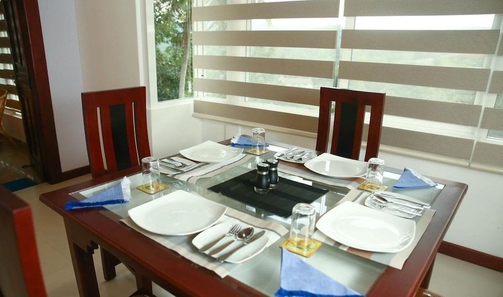 undefined Silver Sign Hotel and Gem Gallery 4