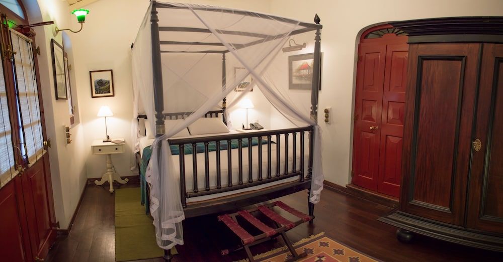 Royal Bar & Hotel Deluxe Double Room 4