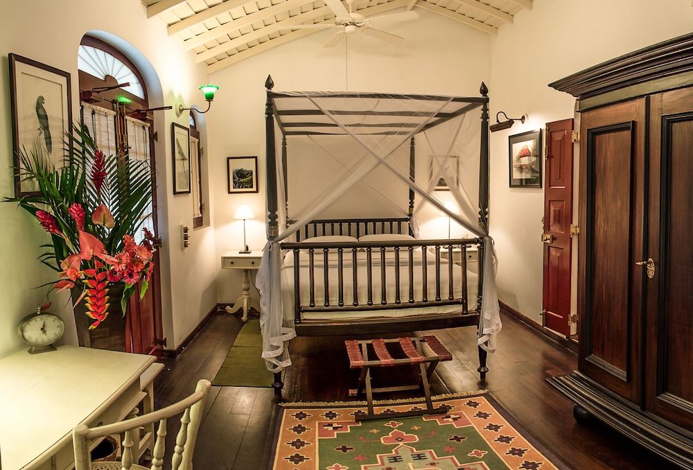 Royal Bar & Hotel Deluxe Double Room 5