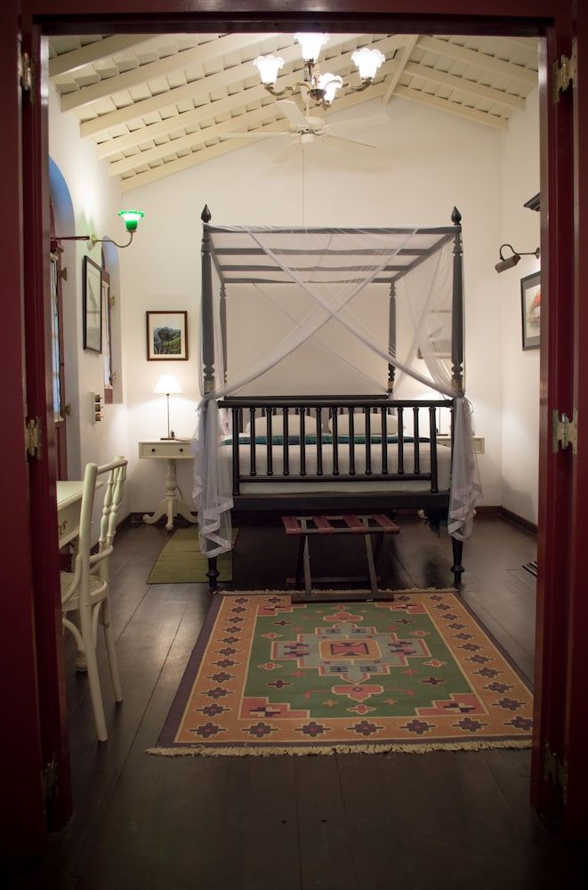 Royal Bar & Hotel Deluxe Double Room 6