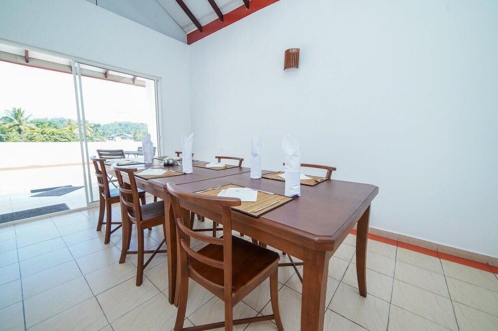 undefined OYO 576 Dazzling Villa 3