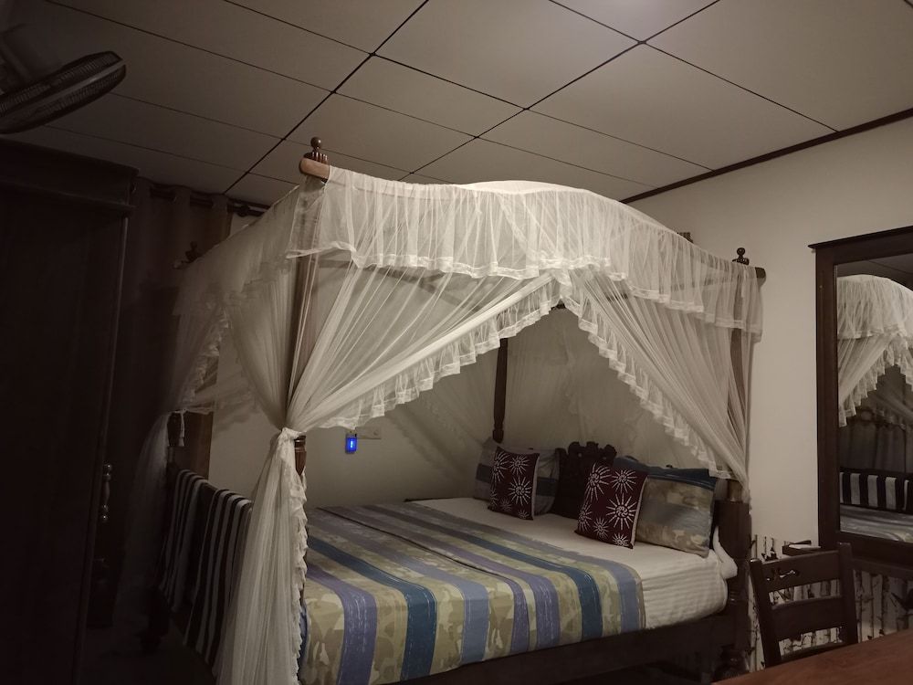 Suriya Guest Home Stay Mirissa Deluxe Room 6