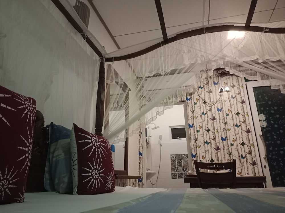 Suriya Guest Home Stay Mirissa Deluxe Room 3