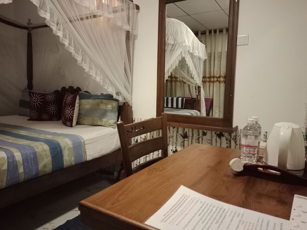 Suriya Guest Home Stay Mirissa Deluxe Room 5