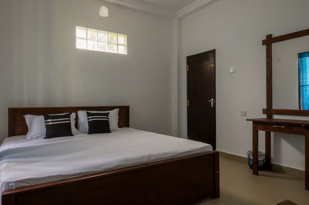 Dollyz Home Superior Studio, 1 King Bed, Garden View