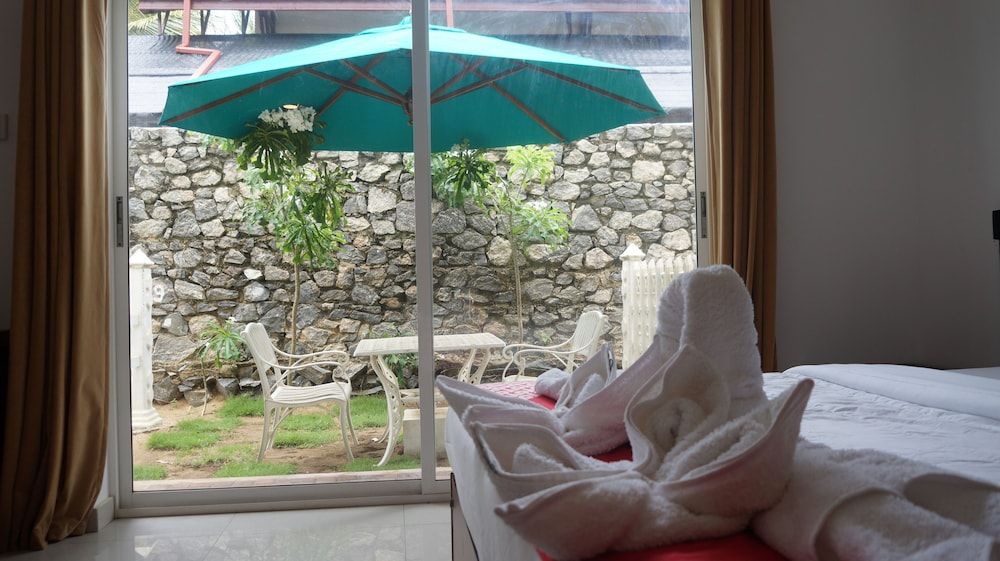 Meth Suites Deluxe Triple Room 2