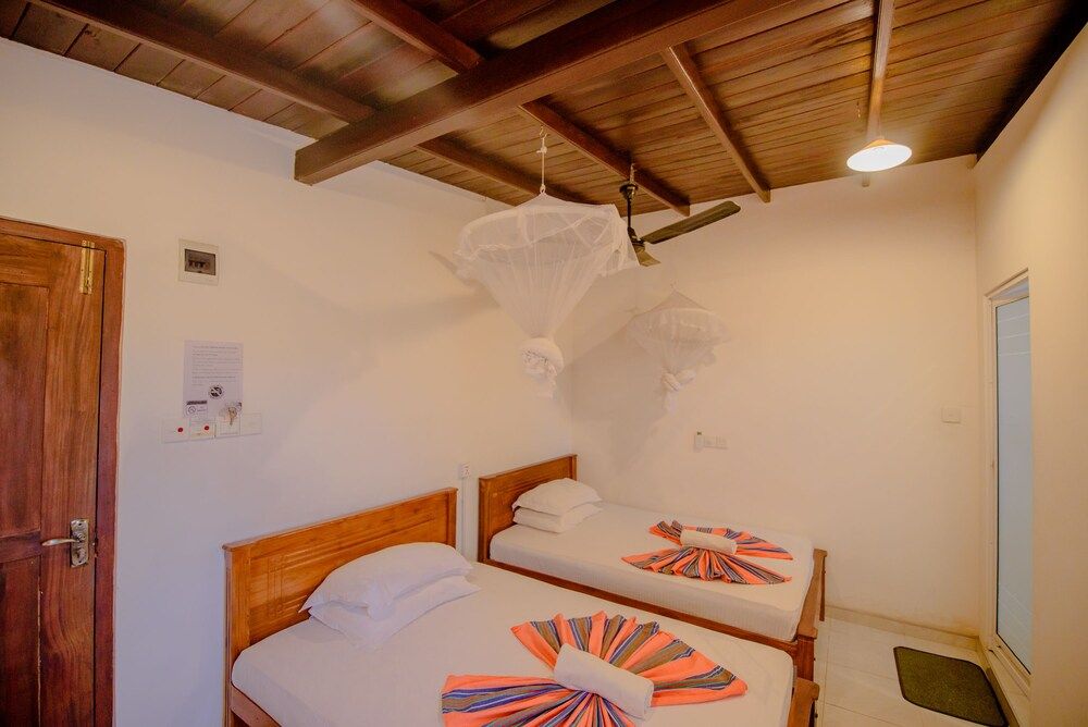Muhsin Villa Twin Room 8