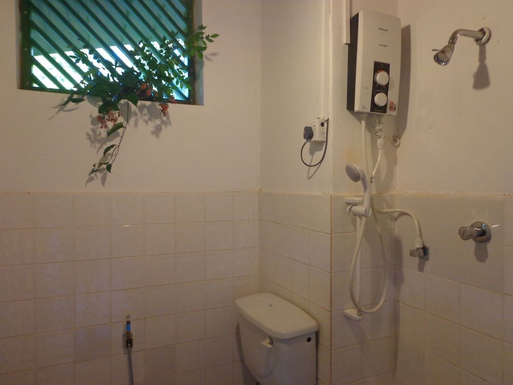 Brown's Edge Residence Family Room, Balcony, Garden View 6