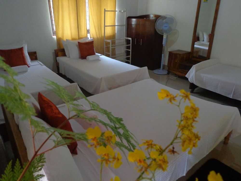 Brown's Edge Residence Family Room, Balcony, Garden View 5