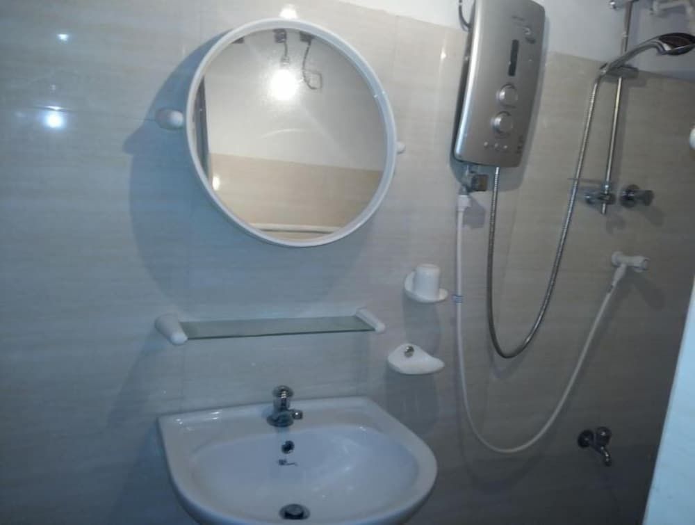 Lighthouse Guest Basic Twin Room, 1 Double Bed, Non Smoking, City View 4