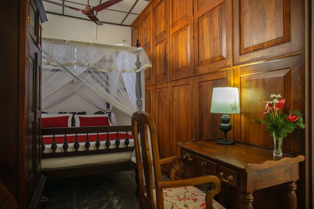 Dutch Wall Basic Room, 1 Queen Bed