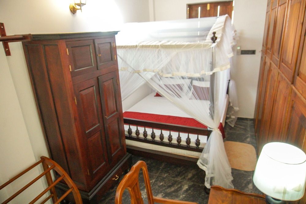 Dutch Wall Basic Room, 1 Queen Bed 4