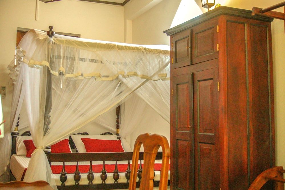 Dutch Wall Basic Room, 1 Queen Bed 12