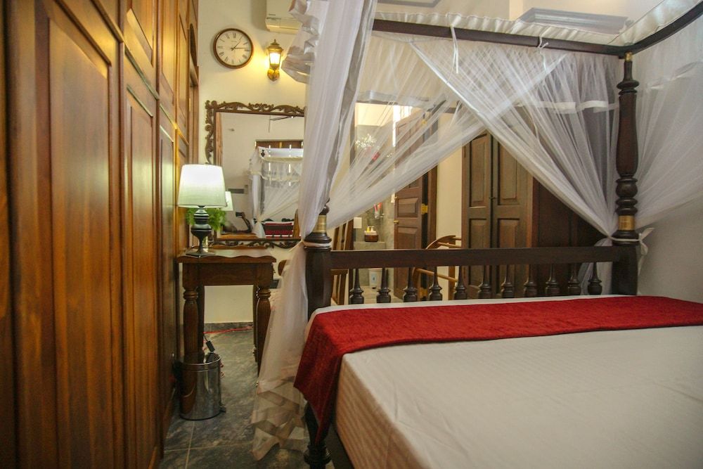 Dutch Wall Basic Room, 1 Queen Bed 2