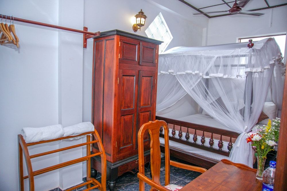 Dutch Wall Basic Room, 1 Queen Bed 14