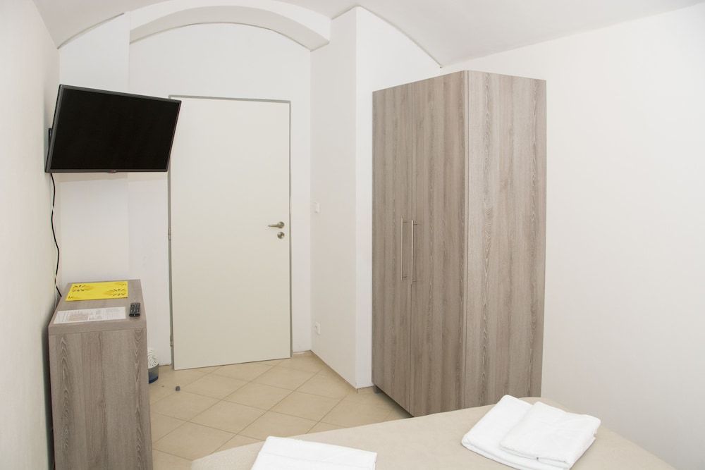 Limes Apartments Economy Apartment, 1 Queen Bed with Sofa bed, located in basement