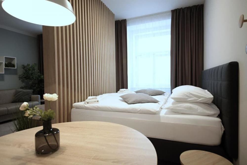 undefined Honest SMICHOV 4