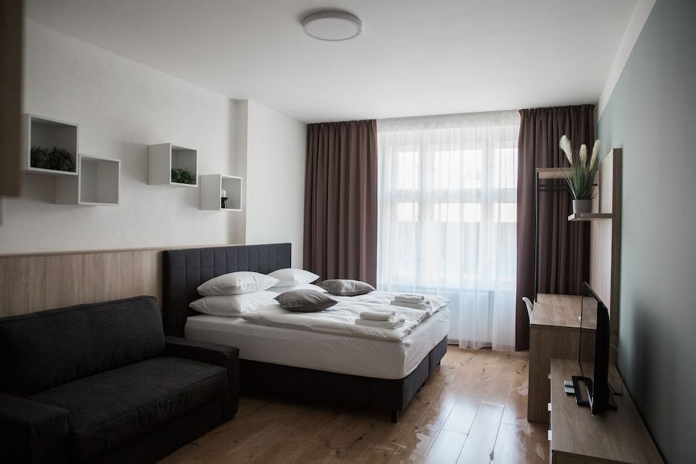 undefined Honest SMICHOV 6