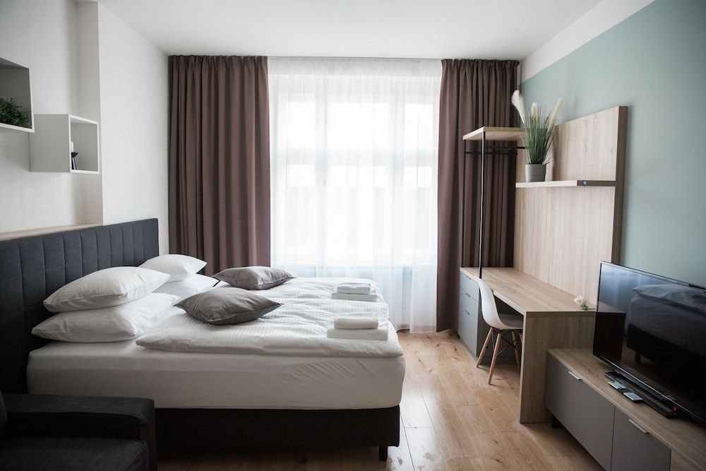 undefined Honest SMICHOV 7