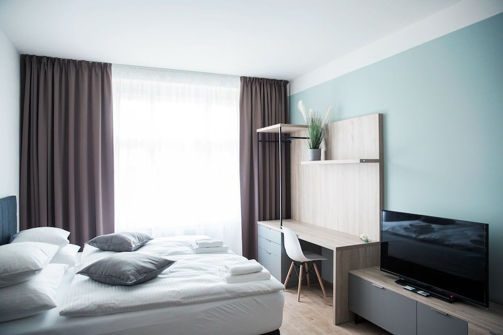 undefined Honest SMICHOV 10