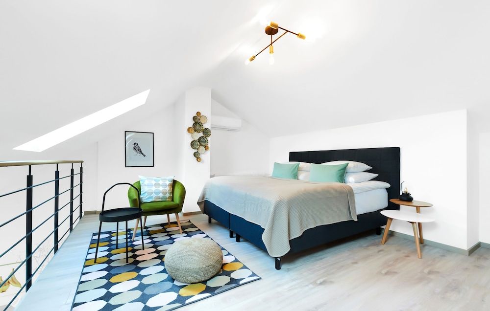 undefined Honest SMICHOV 3