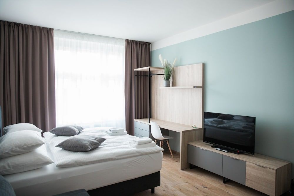 undefined Honest SMICHOV 8